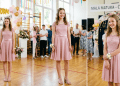 Tinejdžerka u elegantnoj haljini za malu maturu u pastelnoj boji